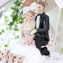 1 COUPLE MARIÉS AGENOUILLÉS