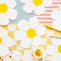 12 SERVIETTES PAPIER MARGUERITE 16X16.5CM BLANC