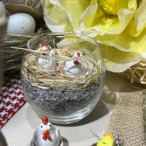 3 POULES RÉSINE DANS NID PAILLE 3.8CM BLANC