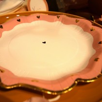 8 ASSIETTES CARTON PETIT C?\'UR 23CM ROSE