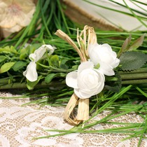 BOUQUET DE 7 ROSES BLANCHES 30 CM