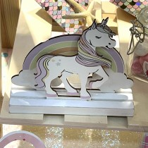 CENTRE DE TABLE LICORNE ARC-EN-CIEL BOIS 14X4X13CM