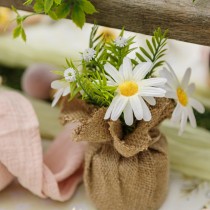 COMPO ARTIFICIELLE MARGUERITE SAC JUTE 10X14.5CM