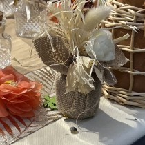 COMPOSITION ROSE ARTIFICIELLE FLEURS SÉCHÉES SAC JUTE