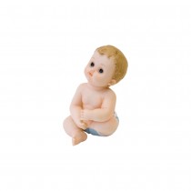 FIGURINE RÉSINE BÉBÉ GARÇON ASSIS 12.6CM BLEU