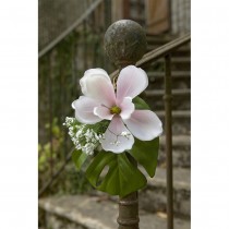 FLEUR DE MAGNOLIA SUR FEUILLE DE MONSTERA 20 CM