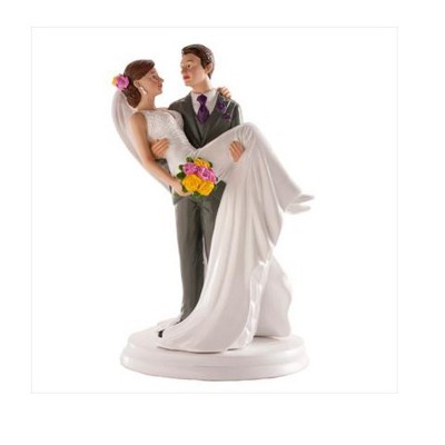 MARIÉ PORTANT LA MARIÉE 20CM SUR SOCLE