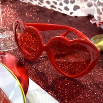 PAIRE DE LUNETTES ROUGE CŒUR VERRE TEINTÉES ADULTE