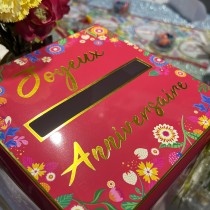 URNE CARTON ANNIVERSAIRE FLORAL 20CM FUCHSIA